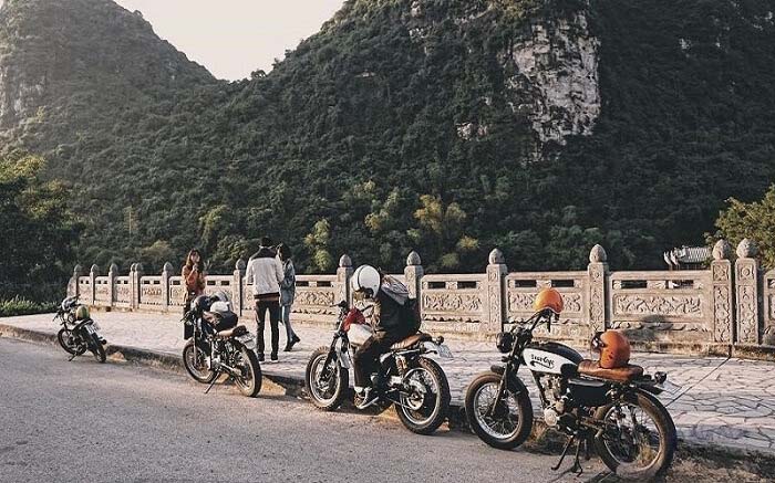 Du khách đi khám phá Tràng An bằng xe máy